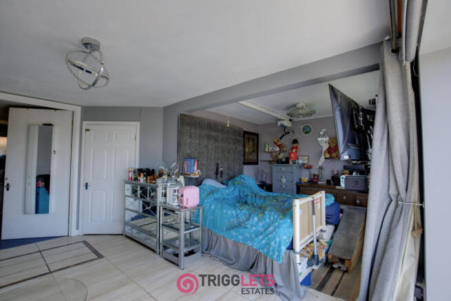 4 bed Detached for sale Image 9