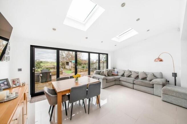 OPEN-PLAN DINING KITCHEN - DINING AREA