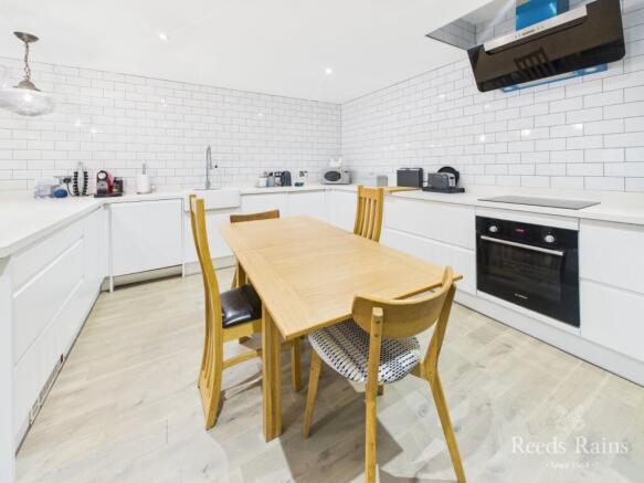 3 bed Apartment for sale Image 5