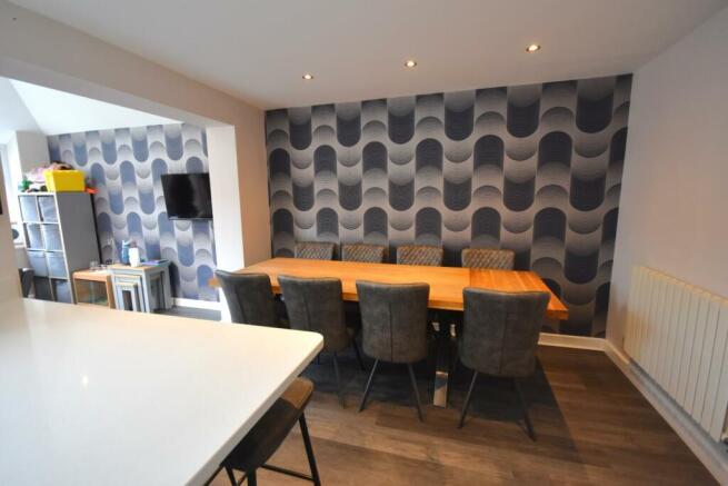KITCHEN/DINING AREA
