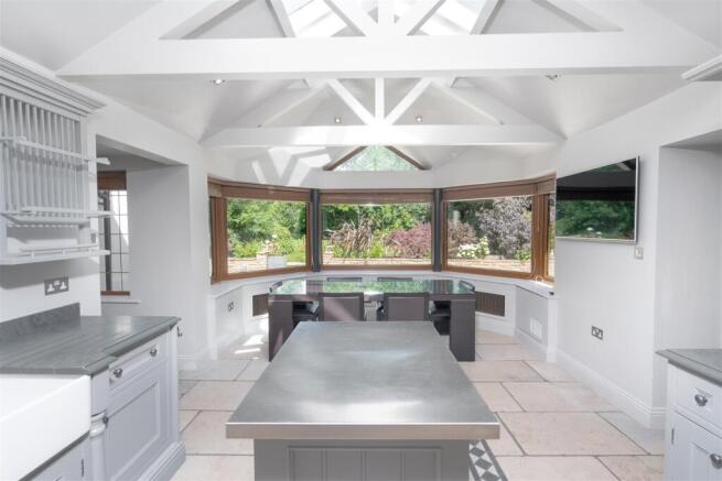 7 bed Detached for sale Image 5