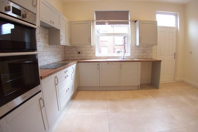 4 bed Semi-Detached to rent Image 5