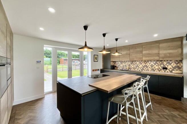 4 bed Bungalow for sale Image 9