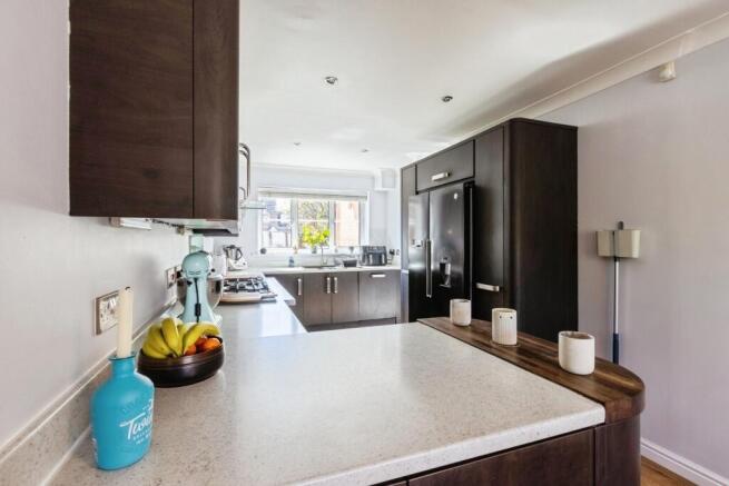 5 bed Detached for sale Image 10
