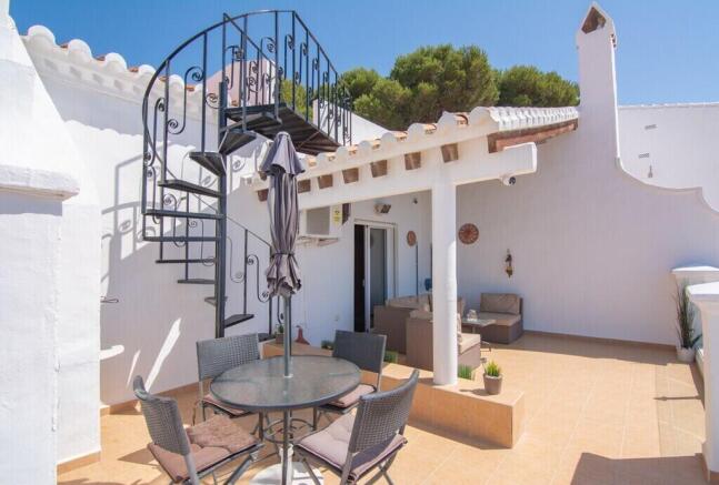 Bedroom terrace to roof terrace
