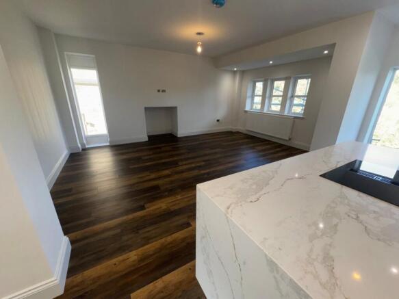 4 bed Semi-Detached to rent Image 7