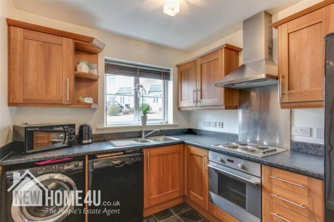 KITCHEN / BREAKFAST ROOM: