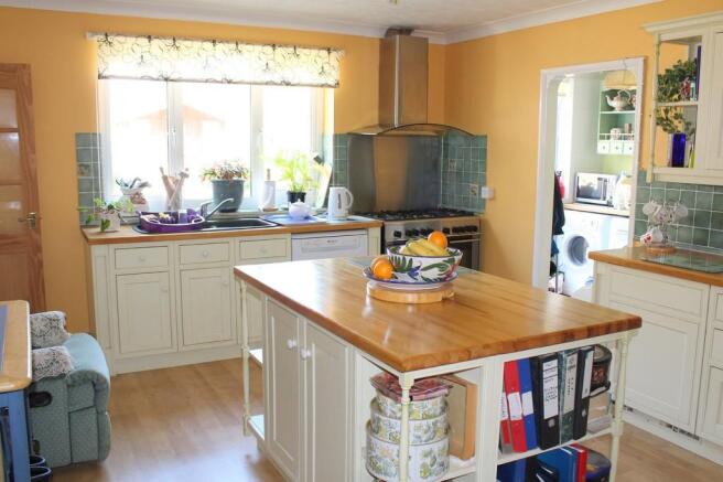 KITCHEN/BREAKFAST...
