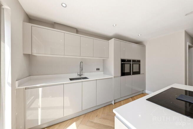 4 bed Detached for sale Image 6