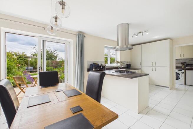 4 bed Detached for sale Image 5