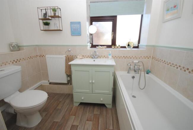 1pinfoldcottagessidebath.JPG