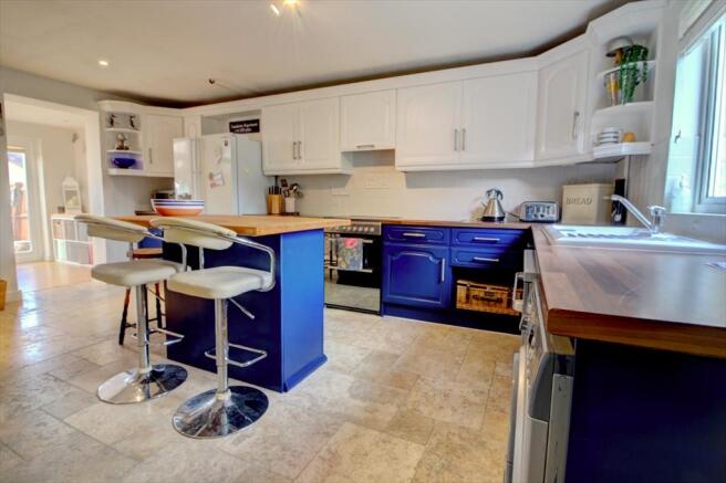 KITCHEN.JPG