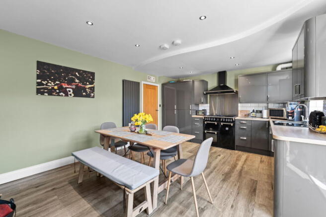 4 bed Semi-Detached for sale Image 6