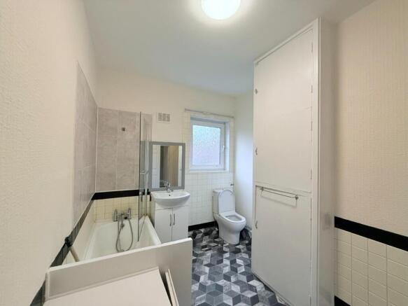 2 bed Terraced to rent Image 5