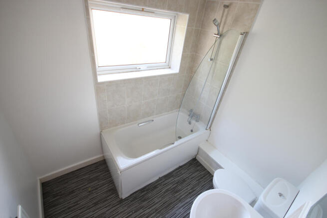 4 bed Semi-Detached to rent Image 7