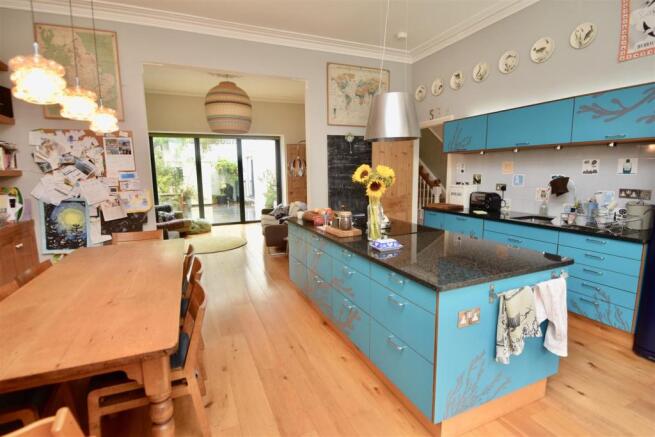 KITCHEN/DINING ROOM