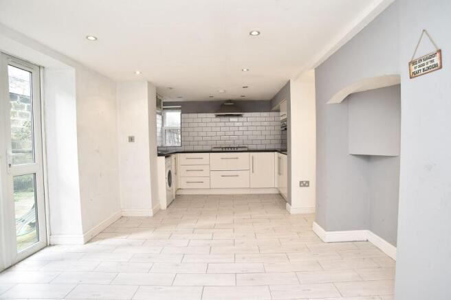 7 bed Semi-Detached for sale Image 5