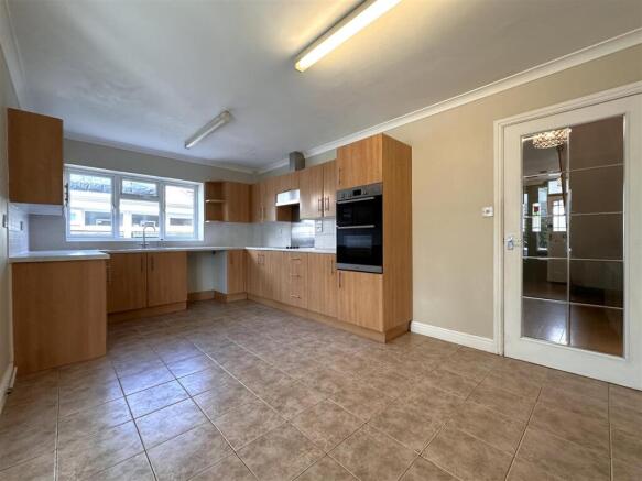 Spacious Dining Kitchen 577