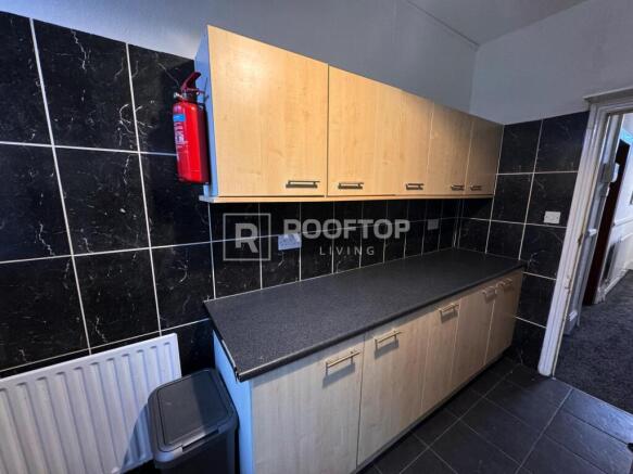 6 bed House to rent Image 5