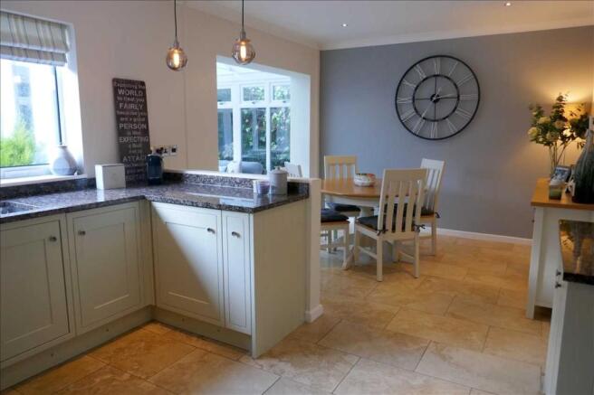 KITCHEN/DINING