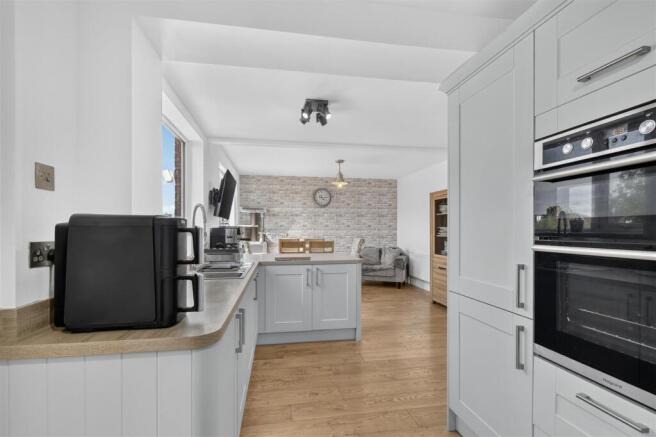 4 bed Semi-Detached for sale Image 9