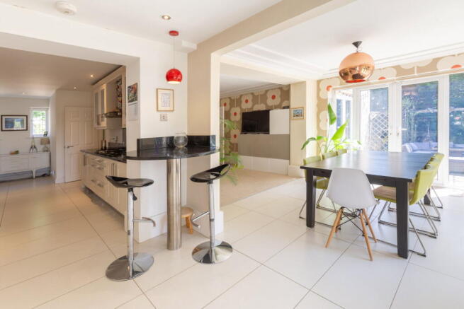 5 bed Detached for sale Image 10