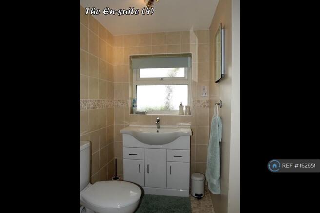 Master Bedroom En-Suite (b)