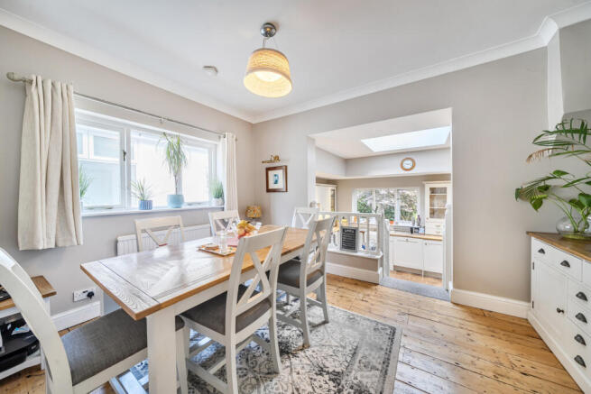 1353412-7-68c8444...