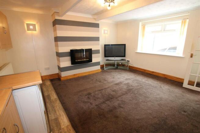 OPEN PLAN LOUNGE/KITCHEN