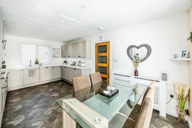 4 bed Detached for sale Image 5