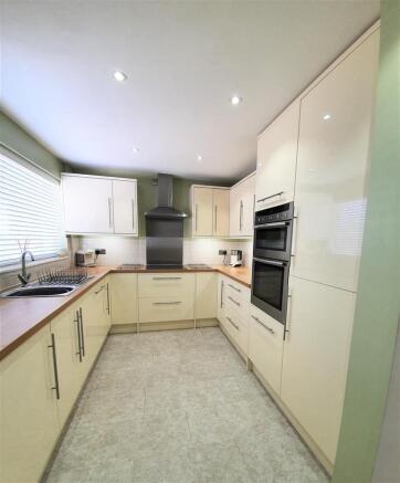 4 Chatsworth Crescent kitchen1.jpg
