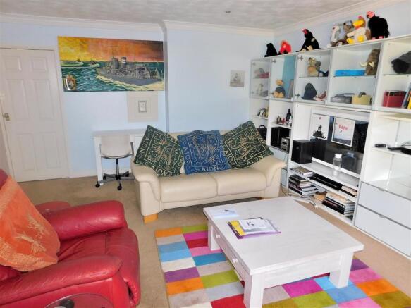 LIVING ROOM.JPG