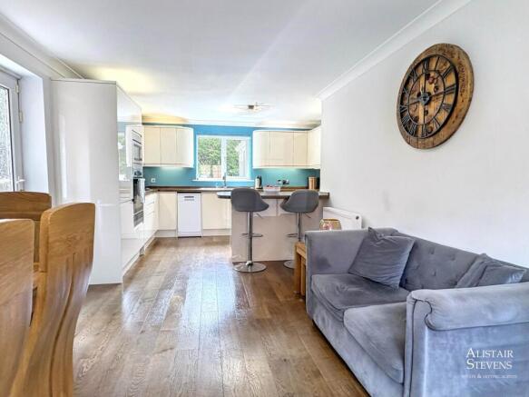 4 bed Detached for sale Image 10