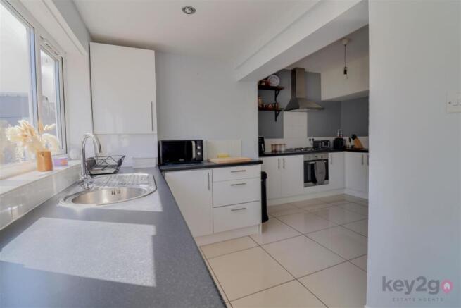 2 bed Terraced to rent Image 4