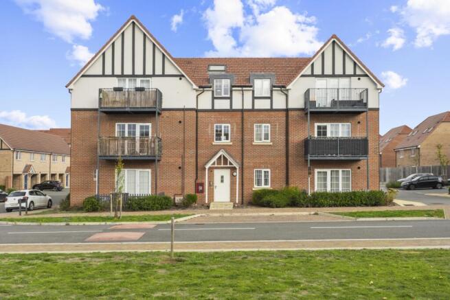 2-bed flat on Kingfisher Way, Harlow, Essex, CM17, £280,000