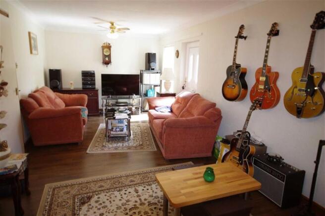 LARGE LOUNGE