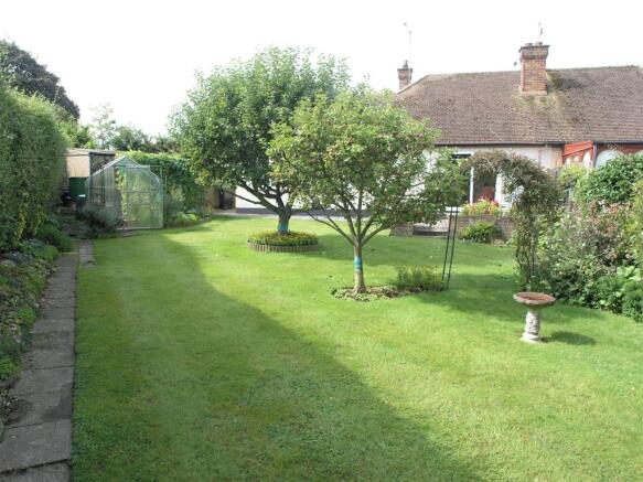 OUTSIDE - REAR GARDE