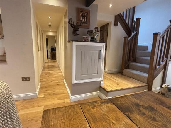 5 bed Detached for sale Image 12