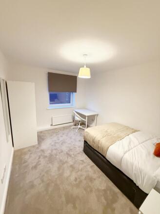 3 bed Flat to rent Image 9