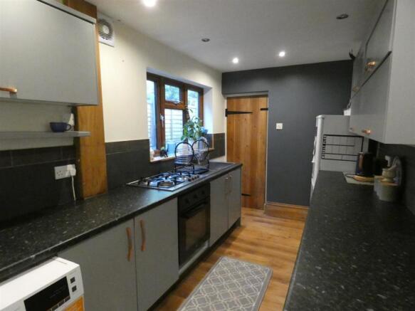 FITTED KITCHEN