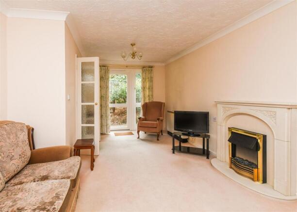 Flat 8, Pendene Court - Lounge (2).jpg