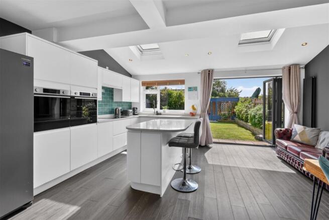 5 bed Semi-Detached for sale Image 4