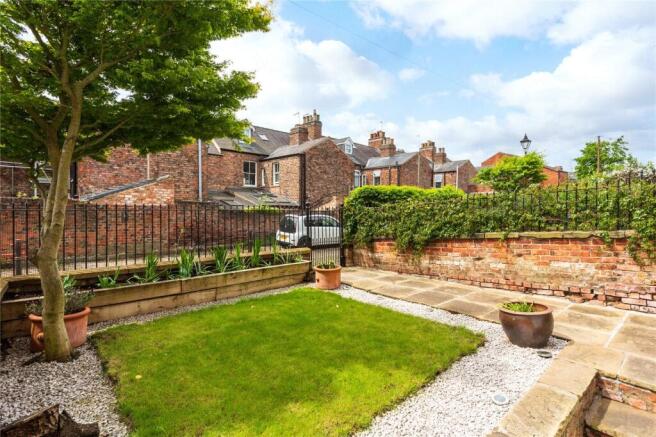 5 bed Terraced for sale Image 11