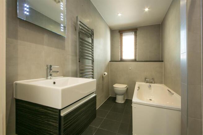 5 Vulcan House Tooting High Street bathroom 1b.jpg