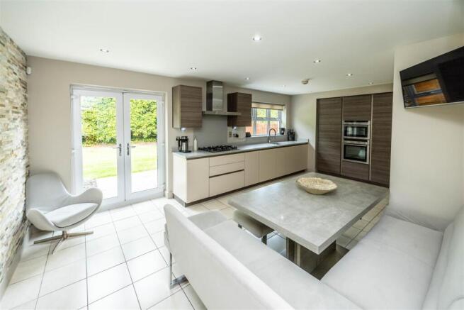 5 bed Detached for sale Image 5