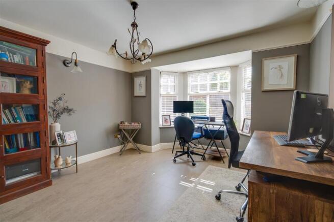 5 bed Detached for sale Image 5