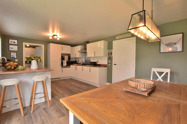 4 bed Detached for sale Image 12