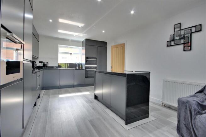 4 bed Detached for sale Image 11