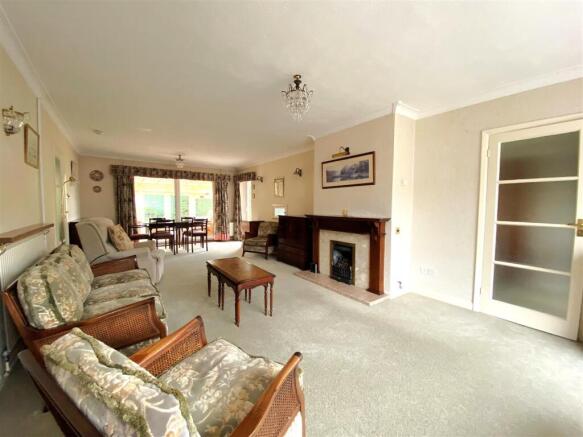 13 Grenada Close - Lounge1.jpg