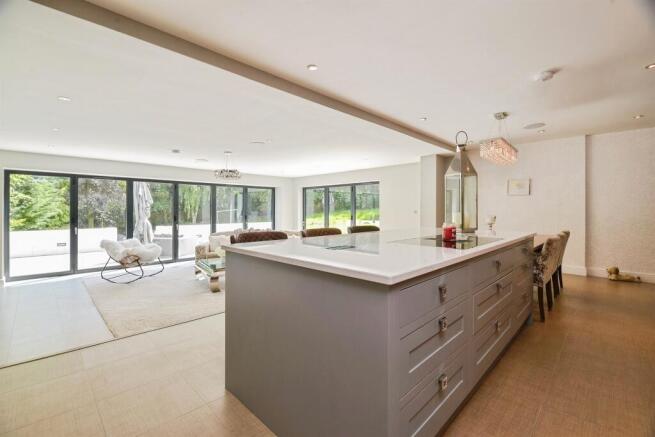 5 bed Detached for sale Image 6